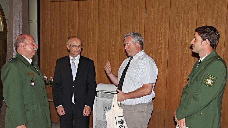 Danke sagten Landrat Wilhelm Schneider und Bürgermeister Jürgen Hennemann (Mitte von links) an EPHK Jürgen Watzlawek (links) und hießen seinen Nachfolger, POK Joachim Hupp (rechts), willkommen.