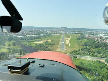 Laut Plänen der Staatsregierung und der Coburger Flugplatzgesellschaft soll der Landeplatz in Bamberg (Foto) für den Flugzeug-Instrumentenflug fit gemacht werden.  Foto: R. Rinklef/Archiv
