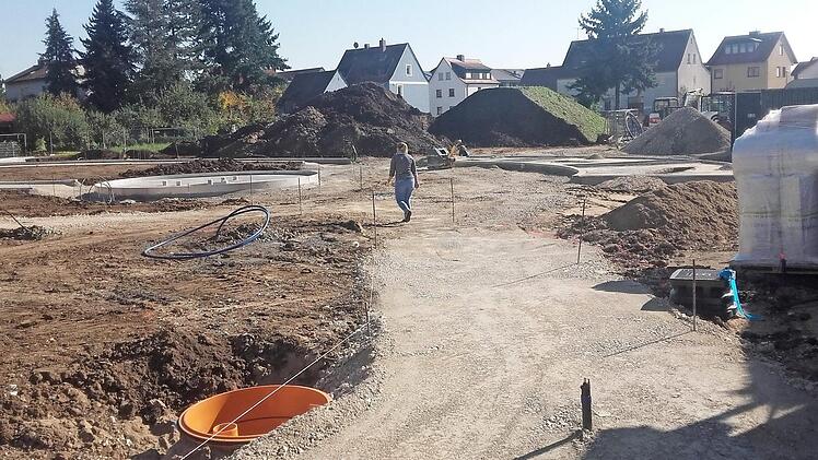 Blick auf das Brunnenelement von der Valentinstraße aus