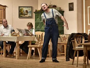 Mit zweifelnden Blicken beobachtet Landarzt Dr. Otto Kirschenhofer (Bernd Helfrich)  den "leidenden" Landwirt Sepp Brumm (Andreas Kern), während dessen Frau Angelika (Michaela Heigenhauser) gelangweilt ihre Zeitung liest.  Gerold Snater