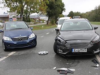 Die Fahrerin des Mercedes A-Klasse wollte nach links in Richtung Kronach abbiegen und kollidierte dabei mit dem vorfahrtberechtigten Ford Focus, der auf der B 173 in Richtung Lichtenfels/Bamberg fuhr. Foto: Andreas Schmitt