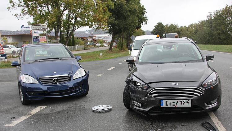 Die Fahrerin des Mercedes A-Klasse wollte nach links in Richtung Kronach abbiegen und kollidierte dabei mit dem vorfahrtberechtigten Ford Focus, der auf der B 173 in Richtung Lichtenfels/Bamberg fuhr. Foto: Andreas Schmitt