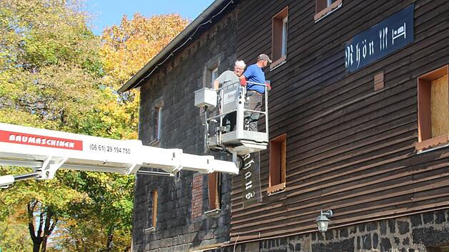 Demontage der Holzfassade am Berghaus Rh&ouml;n.Johannes Schlereth