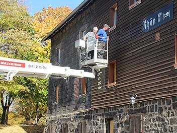 Demontage der Holzfassade am Berghaus Rhön.Johannes Schlereth