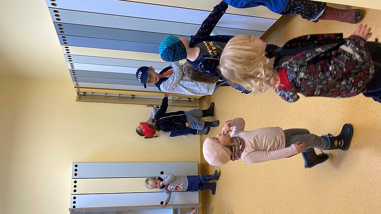 Heiß begehrt sind die neuen Garderobenschränke. Am liebsten würde sich jeder seinen eigenen jetzt schon aussuchen.