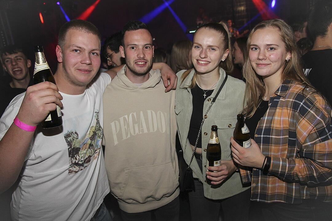 Die Partyband "Power" heizte ordentlich ein.