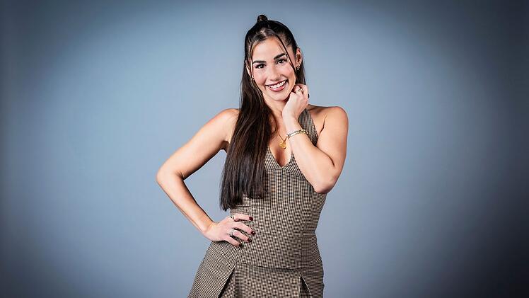 Auch Sarah Engels (33) aus K&ouml;ln war schon in verschiedenen deutschen Musikshows als S&auml;ngerin aktiv und tr&auml;gt mit "Fire" den am deutlichsten am Dance-Pop orientierten Song des Abends ins deutsche Finale.