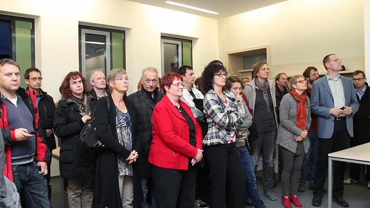 Interessierte Bürger erwarten im Maßbacher Rathaus die Wahlergebnisse.