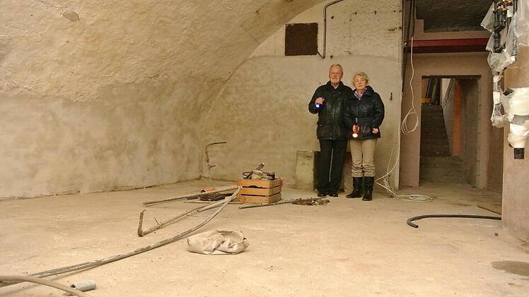 Der Gewölbekeller ist erstaunlich trocken. Das Haus steht im Übrigen, wie Grabungen ergaben, auf Sand. Offenbar floss hier einst der Ur-Main.