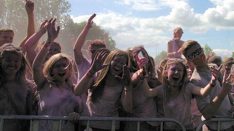 Prächtig war die Stimmung unter den Besuchern des ersten Holi-Festivals in Coburg. Foto: Bettina Knauth