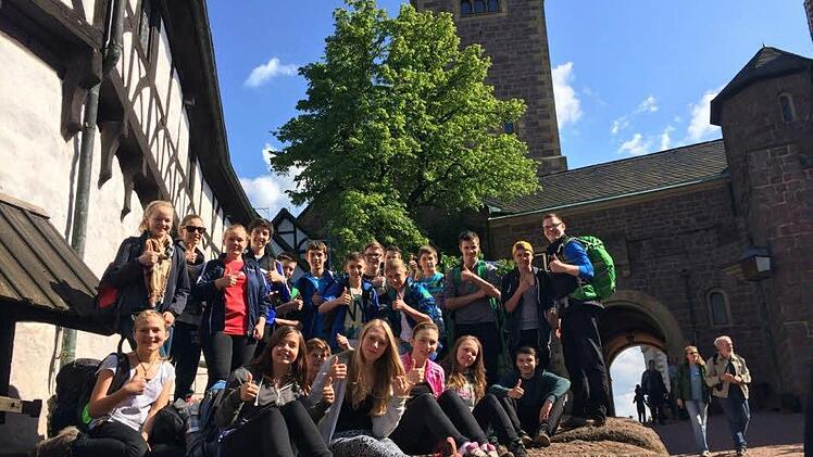 Die Klasse 8a des Johann-Philipp-von-Schönborn-Gymnasiums erreichte ihr Ziel, die Wartburg. Fotos: Gymnasium