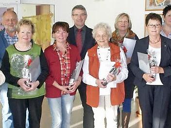 Für 25 Jahre Treue zur Arbeiterwohlfahrt wurden zahlreiche Mitglieder des Rödentaler Ortsvereines ausgezeichnet. Fotos: Martin Rebhan