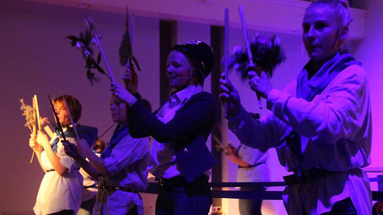 Tanz der Polizistinnen kurz vor dem Finale.