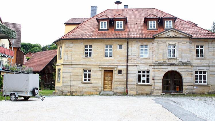 Wird im alten Rathaus die neue Thurnauer Sparkassen-Geschäftsstelle eingerichtet? Dass die Planungen dahin gehen, stellte Vorstandsvorsitzender Klaus-Jürgen Scherr fest. Foto: Archiv/Jochen Nützel