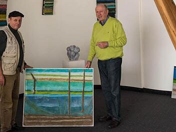 Georg Seifried (links) und Hans Dietrich Unger (rechts) beim Aufbau ihrer Ausstellung im Parkwohnstift Bad Kissingen Foto: Björn Hein