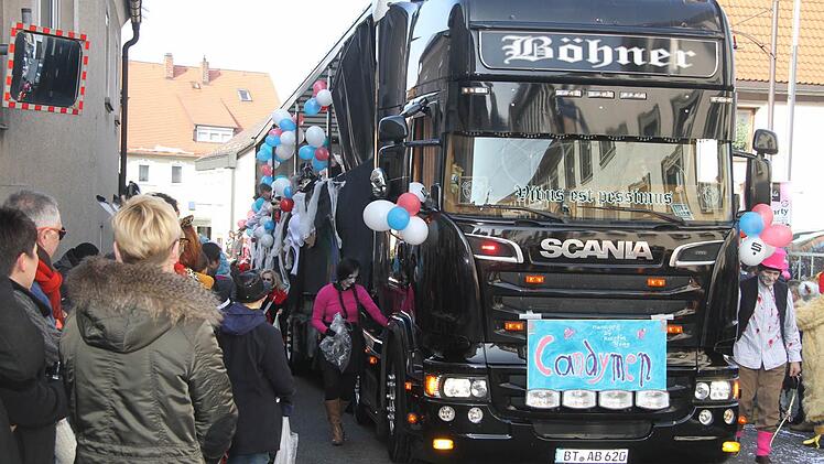 Die Bayreuther machen es vorbildlich - Ordner flankieren den Lkw und sorgen so dafür, dass Kinder nicht unter die Räder kommen können. Doch viele Organisatoren scheuen inzwischen das Risiko und lassen nur noch Fußgruppen am Umzug teilnehmen
