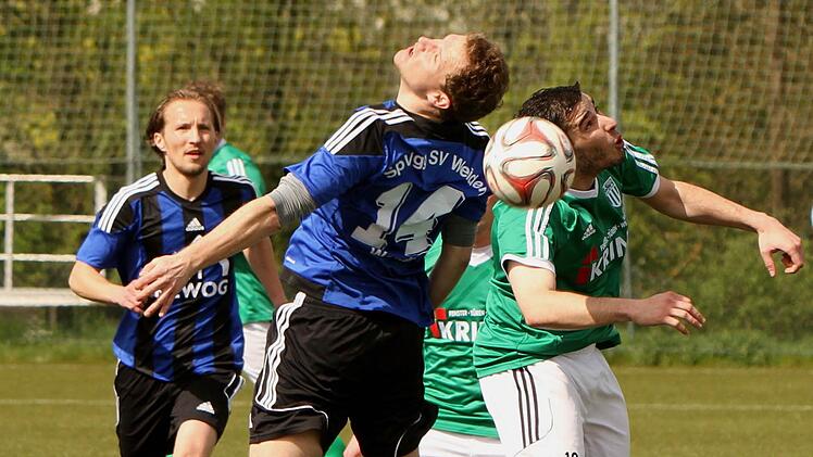 Packendes Kopfballduell zwischen dem Sander Dinis Ribeiro (rechts) und dem Weidener Andreas Wendl; der Ball wird jedoch noch eine Beute von Gästekeeper Dominik Forster. Foto: Günther Geiling
