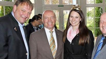 Illustre Gäste bei der Dehoga-Bezirksversammlung: (von links) Michael Pfaff (Geschäftsführer Tourismus GmbH Rhön), Thomas Habermann (Landrat Rhön-Grabfeld), Christina Schneider (unterfränkische Weinkönigin) und Michael Feiler, der neue Kurdirketor in Bad Neustadt.
