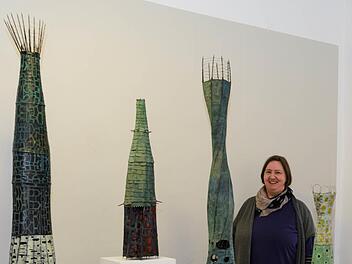 Jannina Hector strahlt inmitten ihrer "Papieretten". Sie stellt die "Nahtstellen" noch bis zum 9. April aus. Foto: Björn Hein