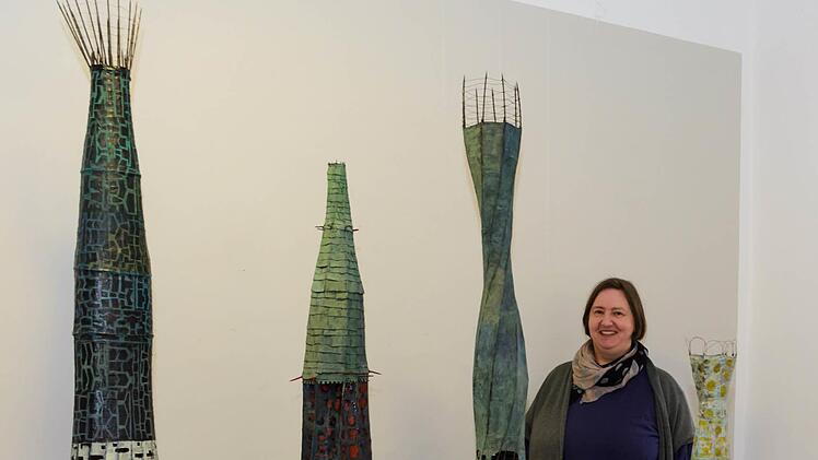 Jannina Hector strahlt inmitten ihrer "Papieretten". Sie stellt die "Nahtstellen" noch bis zum 9. April aus. Foto: Björn Hein