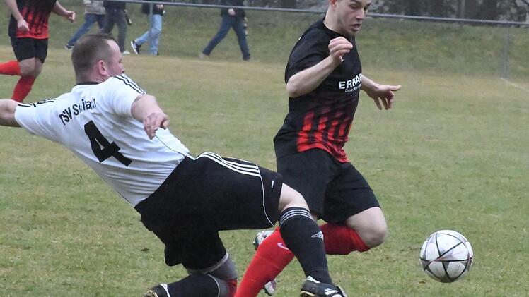 Der doppelte Johannes: Eher rustikal als filigran versucht Steinachs Johannes Borst den Reichenbacher Johannes Katzenberger vom Ball zu trennen. Foto: Hopf