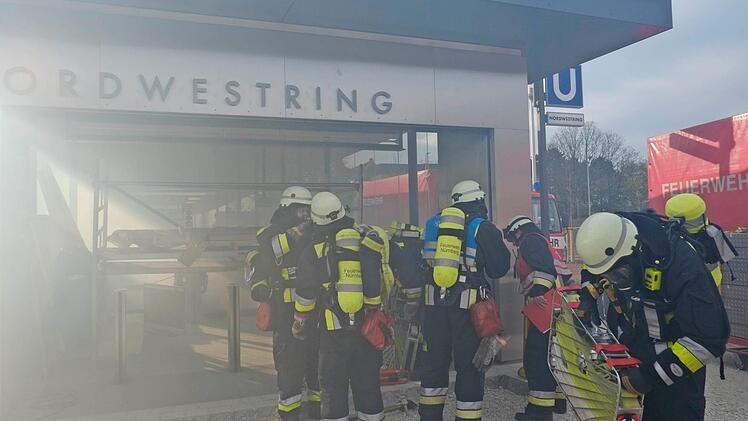 Die Feuerwehr hilft Fahrgästen aus der U-Bahn in Nürnberg Foto: Nikolas Pelke