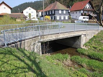 Die kleine Brücke über die Teuschnitz in Gifting stellt sich am schlechtesten dar. Foto: Hartmut Neubauer
