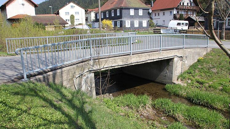 Die kleine Brücke über die Teuschnitz in Gifting stellt sich am schlechtesten dar. Foto: Hartmut Neubauer