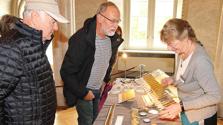 Sabine Palffy erklärt Besuchern das Vergolden. Foto: Desombre