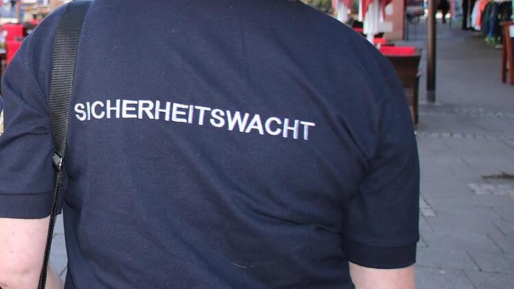 Ein Mitglied der Sicherheitswacht patrouilliert durch einen Ort.  Symbolbild: Archiv/Ralf Ruppert