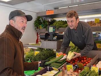Mittwochs in Bad Bocklet: Friedrich Wagenknecht (links) ist Stammkunde bei Dieter Peterh&auml;nsel. Frisches Obst und Gem&uuml;se bedeutet f&uuml;r ihn Lebensqualit&auml;t.  Foto: Isolde Krapf