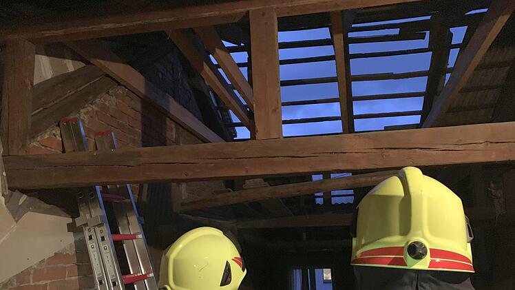 In Dörfles-Esbach ist das Dach eines Gebäudes teilweise abgedeckt worden. - Fotos: Feuerwehr Dörfles-Esbach