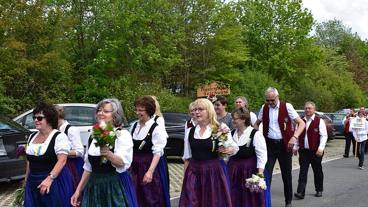 Der Festzug in Geschwand Foto: Petra Malbrich