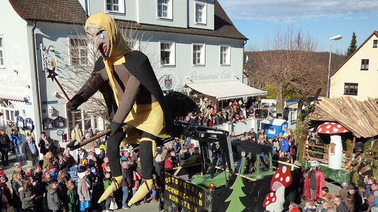 Kohlstein 2017: Eine riesige Hexe fliegt durch Gößweinstein.  Foto: Thomas Weichert