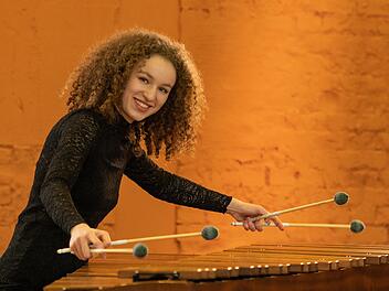 Percussionistin Clara de Groote wird im zweisätzigen Marimba-Concerto von Séjourn ein energetisch geladenes Spiel präsentieren. Foto: Monika Lawrenz