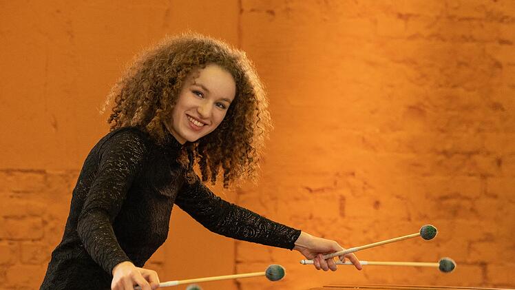 Percussionistin Clara de Groote wird im zweisätzigen Marimba-Concerto von Séjourn ein energetisch geladenes Spiel präsentieren. Foto: Monika Lawrenz