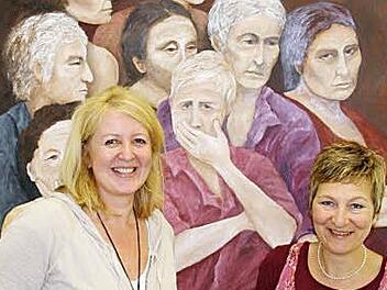 Die beiden Künstlerinnen (l.) Heike Flügel und Uta Schlerf vor einem Bild von Heike Flügel im Rathaus. Foto: Johanna Blum