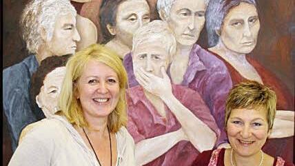 Die beiden Künstlerinnen (l.) Heike Flügel und Uta Schlerf vor einem Bild von Heike Flügel im Rathaus. Foto: Johanna Blum