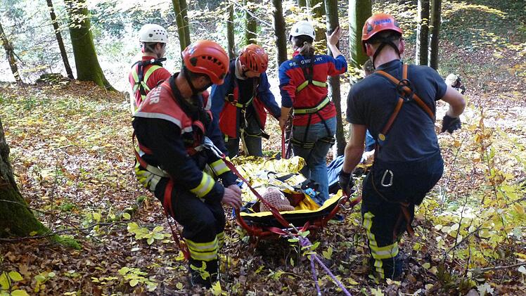 ... und mit vereinten Kräften ins Tal zum Rettungswagen gebracht.