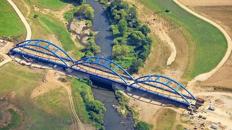 Die dreibogige Mainbrücke zwischen Unterzettlitz und Wiesen, über die ab 2017 der ICE fahren wird Fotos: Ingo Bäuerlein