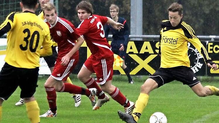 Christian Kosel trifft für die SpVgg Effeltrich zum 1:0, doch der Aufsteiger musste kurz vor Schluss den Ausgleich hinnehmen.  Foto: Uwe Kellner