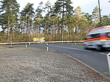 Für den Windradtransport wurde die Kreuzung der KG 20 bei Münnerstadt provisorisch erweitert. Foto: Heike Beudert