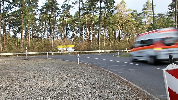 Für den Windradtransport wurde die Kreuzung der KG 20 bei Münnerstadt provisorisch erweitert. Foto: Heike Beudert