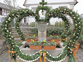 Der Osterbrunnen in Hallerndorf in der Schnaider Straße, gegenüber dem Anwesen der Hausnummer 6.  Foto: Mathias Erlwein