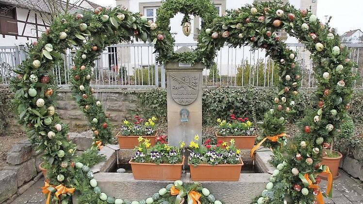 Der Osterbrunnen in Hallerndorf in der Schnaider Straße, gegenüber dem Anwesen der Hausnummer 6.  Foto: Mathias Erlwein