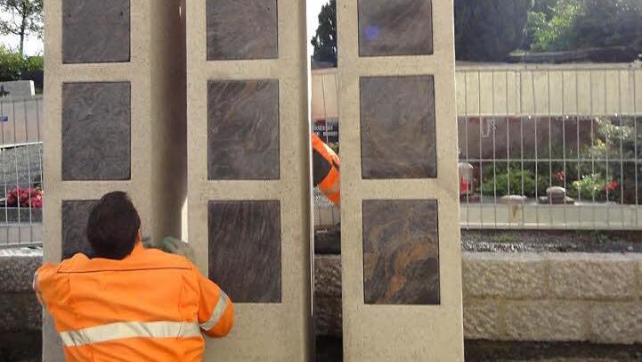 So oder ähnlich - wie hier in Marktleugast - könnten Urnenstelen demnächst auf dem Nordhalbener Friedhof aussehen. Foto: Archiv