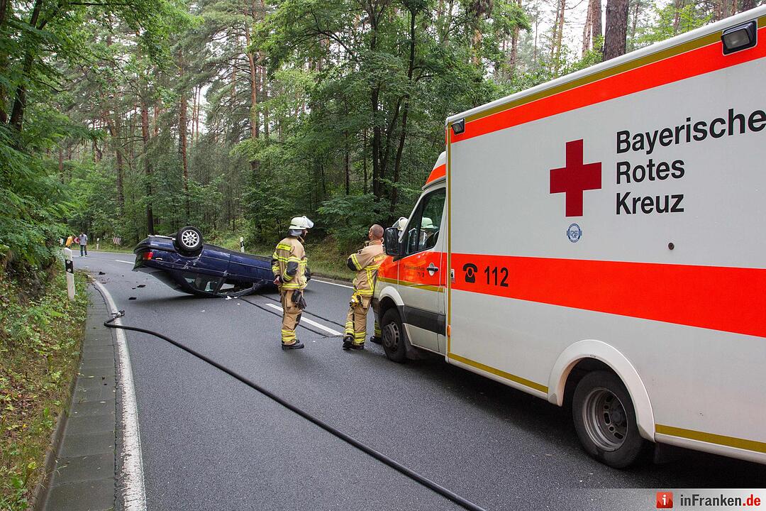 Autofahrer kommt von Fahrbahn ab und überschlägt sich