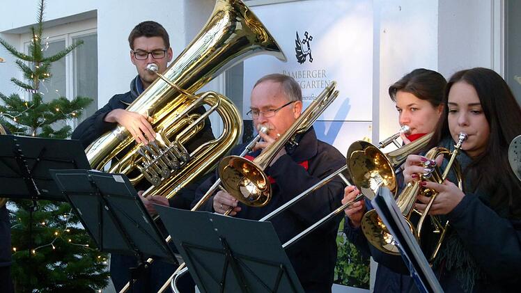 Die Don Bosco-Musikanten eröffneten im Josefsheim den Don Bosco-Weihnachtsmarkt. Foto: Krüger-Hundrup