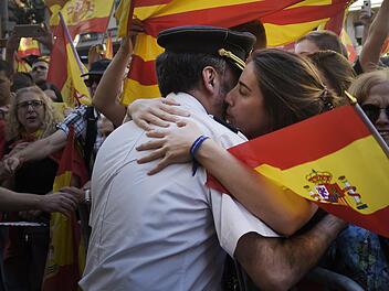 Verbundenheit mit Spanien: Eine Frau umarmt in Barcelona einen Polizisten der Guardia Civil. Foto: Danilo Balducci/ZUMA Wire/dpa