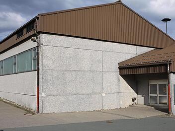 Die Turnhalle in Wilhelmsthal soll eine generalsaniert werden. Architekt Kersten Schöttner stellte die bereits vom Gemeinderat genehmigten Planungen den Bürgern vor.  Archiv Michael Wunder